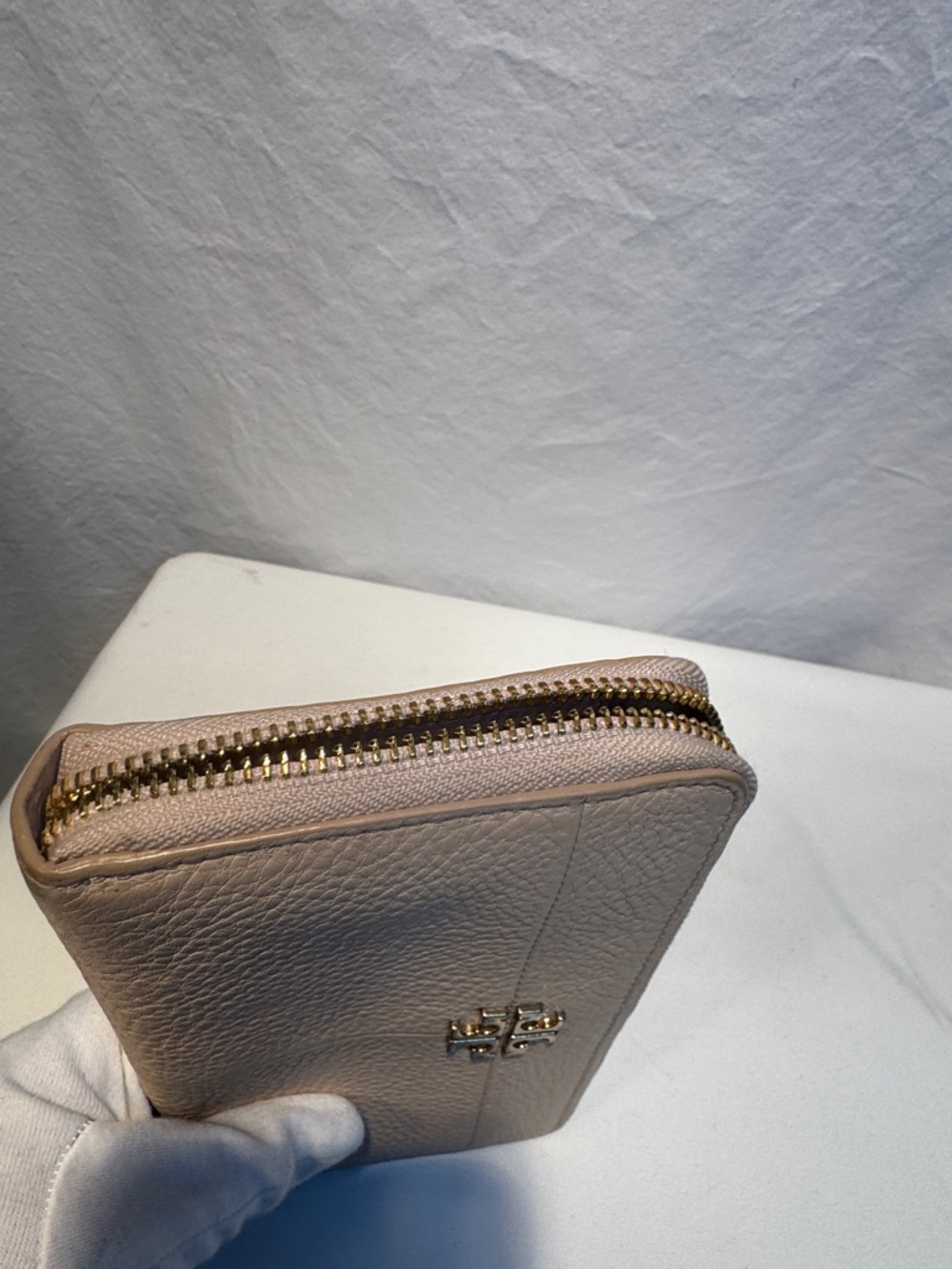 Tory Burch Taupe Pebbled Leather Zip Wallet with Logo - Picture 11 of 12